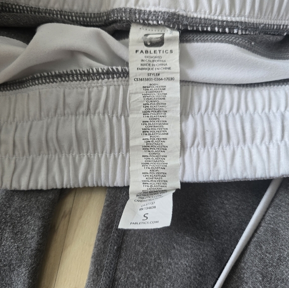 Fabletics Gray and White Capri Leggings Size Small - Picture 7 of 8